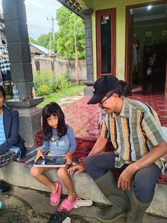 KUNJUNGAN KEPEDULIAN PERBEKEL DESA MUNDUK BESTALA KE WARGA YANG TERGIGIT HPR